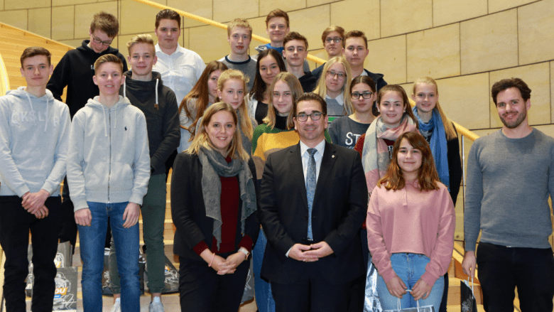 Guido Déus MdL und Franziska Müller Rech MdL mit der Besuchergruppe Kardinal-Frings-Gymnasium aus Bonn-Beuel (Quelle: Volker Zierhut CDU-Landtagsfraktion)