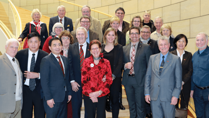 Guido Déus, MdL, und Franziska Müller-Rech, MdL, mit der Besuchergruppe von den "Bönnsche Chinese" im Landtag NRW