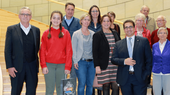 Guido Déus MdL mit der Besuchergruppe aus Bonn im Landtag NRW (Quelle: Volker Zierhut CDU-Landtagsfraktion)